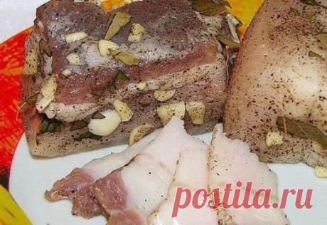 Самый правильный способ засолки сала: вкуснее не бывает
Как солить сало?Свиное сало является очень вкусным продуктом и отличным источником энергии за счет своей высокой калорийности. Как же вкусно приготовить сало в домашних условиях?
Шаги.
1. Для начала нужно выбрать правильное сало. Оно может быть однородным или иметь мясные прослойки. В любом случае, следует проверить продукт перед непосредственной засолкой. Качественное сало без труда прокалывается ножом и, следовательно, будет мягким. Есл