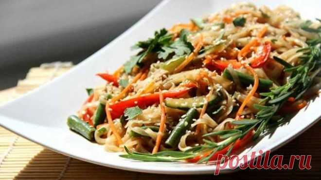 Салат "Фунчоза с курицей и овощами и соевым соусом"