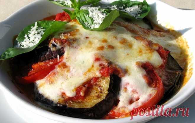 Запеченные баклажаны с помидорами и сыром / Простые рецепты