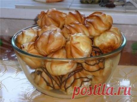 Профитроли с заварным кремом

Ингредиенты:

Для теста:
мука 300 гр.
сливочное масло100 гр.
яйца 5 шт
сахар 50 гр.
соль 0,5 ч. л.
вода 250 мл.
Для начинки:
молоко 1 л.
Яйца (желтки) 5 шт.
мука 100 гр.
крахмал 1 ч.л.
сахар 100 гр.
соль 0,5. ч. л.

Приготовление:

Вначале приготовления займемся тестом. Чтобы замесить тесто, нужно на сковороду выложить сливочное масло и растопить его. После этого вливаем в сковороду воду, добавляем сахар, соль и ждем, когда вода закипит. После...