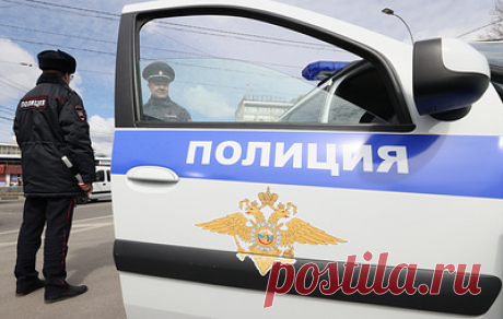 В Москве пьяный водитель протаранил шлагбаум во двор и устроил стрельбу. Его задержали, сообщили в правоохранительных органах