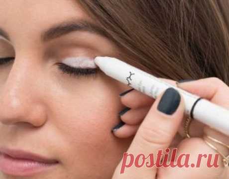 Самый простой способ сделать вечерний макияж! Чтобы хорошенько прокрасить линию роста ресниц, попробуй этот лайфхак! Вот как легко и просто сделать smokey eyes. Используй монетку, чтобы достать остатки...