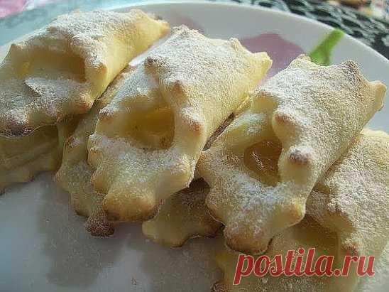 Малокалорийные творожные платочки с яблоками! Точь-в-точь бабушка готовила.
Если ты любишь полакомиться чем-нибудь необычным и простым в приготовлении, этот рецепт станет твоим фаворитом! Такое необычайно вкусное творожное печенье с яблоками точно влюбит в себя с первого кусочка. Оно прекрасно подходит к чаю или молоку и станет отличной заменой магазинному печенью.
Печенье с яблоками
Это печенье без яиц и масла — настоящая находка! Вкусное, рассыпчатое, ароматное… Пальчики оближешь! Оно непрем