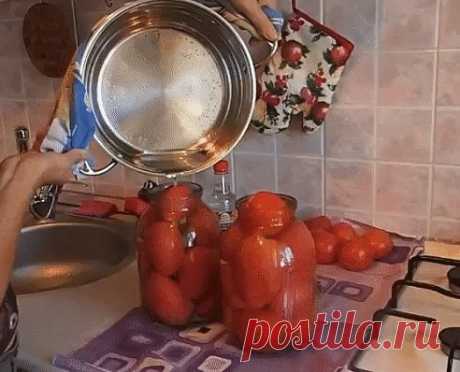 ПОМИДОРЫ "ВОЛШЕБНЫЕ", ЗА РАССОЛОМ-ОЧЕРЕДЬ! 

Для маринада: 
На 1 литр воды: 

- 1 ст. л. крупной соли с верхом. 
- 4 ст. л. сахарного песка. 
- 50 мл 9% уксуса. ( можно яблочный)
- Зелень: лист смородины, хрена, вишни, зонтик укропа, петрушка, ветка экстрагона. 
- Приправы: перец горошком, душистый перец, чеснок, лавровый лист. 

Приготовление: 

Банки помыть, простерилизовать. 

Стерилизация банок 

Зелень один раз опустить в кипяток на 1 секунду, разложить по банкам. Пом...