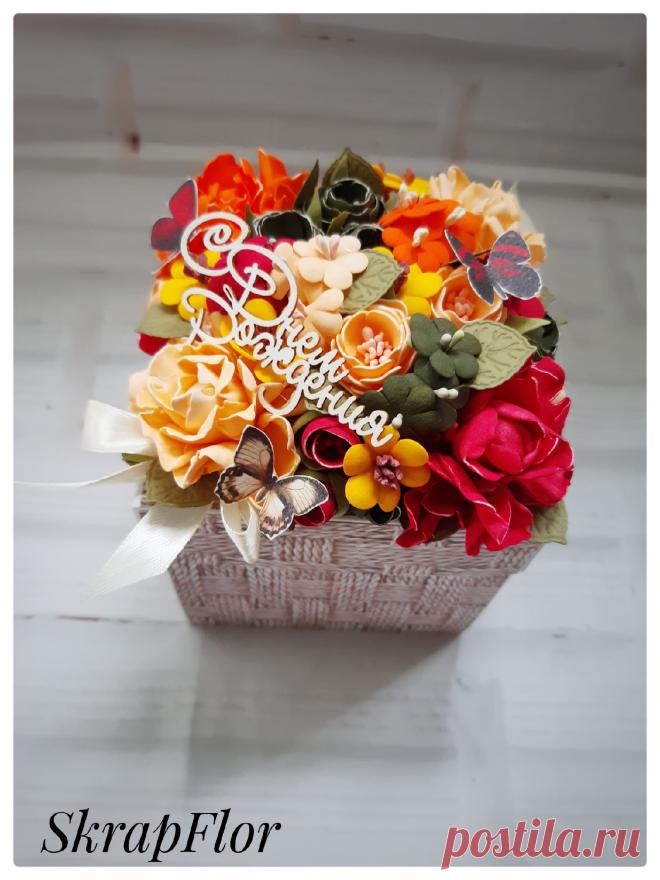 Коробочка размером 10 на 10 см. Украшена объемным декором.
Четыре поздравления + место для денежного подарка)🤗
Под заказ возможны другие вариации)