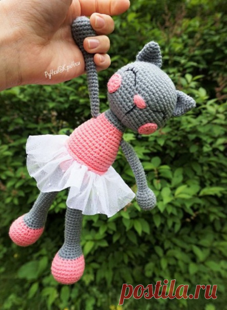 Кошка Балерина крючком Как связать кошку балерину амигуруми. 



Вам понадобится пряжа для вязания, крючок соответствующего размера, наполнитель для игрушки, игла для шерсти.

Голова (серая нить)
1) 6 столбиков без накида...