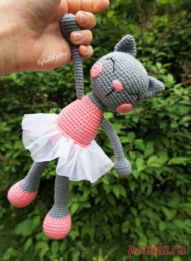 Кошка Балерина крючком Как связать кошку балерину амигуруми. 



Вам понадобится пряжа для вязания, крючок соответствующего размера, наполнитель для игрушки, игла для шерсти.

Голова (серая нить)
1) 6 столбиков без накида...