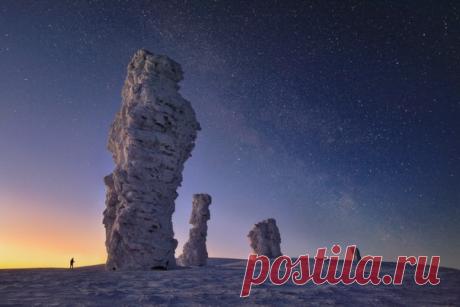 Сергей Макурин, автор фото: «Ичет-Болваноиз — так называли охотники-коми скалы-останцы на горе Мань-пупунёр. Как и манси восточного склона Рифейских гор, как и ненцы на севере, они слагали о них легенды и считали это место источником силы». Добрых снов!