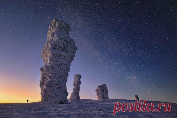 Сергей Макурин, автор фото: «Ичет-Болваноиз — так называли охотники-коми скалы-останцы на горе Мань-пупунёр. Как и манси восточного склона Рифейских гор, как и ненцы на севере, они слагали о них легенды и считали это место источником силы». Добрых снов!