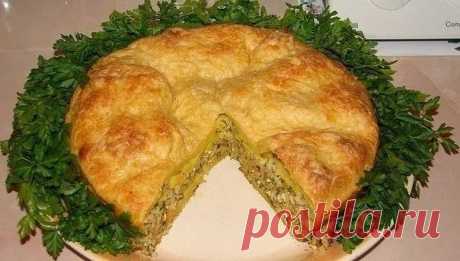 Быстрый пирог с разными начинками

Для теста:
-3 куриных яйца
-1 стакан муки
-1/3 стакана крахмала
-1/2 стакана сметаны или кефира
-1/2 стакана майонеза
-1/2 чайные ложки соды
-1 чайная ложка соли

Приготовление:
Для начинки (любая из трёх на Ваш вкус):
1.вареные яйца, зеленый лук, соль.
2. сырое яйцо, капуста (лучше квашеная) или немного тушеная.
3. вареный рис, репчатый лук, вареные яйца, 1 банка рыбных масляных консервов (лучше сайра в масле), соль, перец.

Тесто для эт...