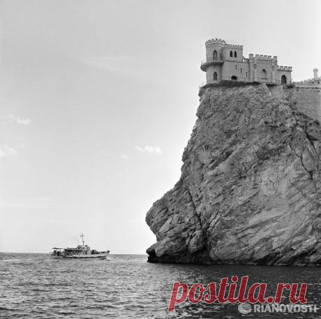 Памятник архитектуры и истории «Ласточкино гнездо» в Крыму. © РИА Новости, Юрий Артамонов