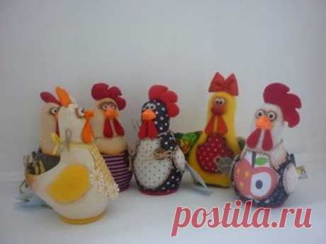 Петушки и курочки - очаровашки от Лидии Каламбет

Выкройка дана для листа А4. Скопируйте, растяните на лист А4 и напечатайте. Можно сделать меньше.

Давно хотела сделать курочек. Когда то даже держала в хозяйстве, но это было в прошлом. Курочки источают какое то тепло и уют, начало жизни. Их можно наполнить ароматом трав или ванили.

А ещё мне хотелось заняться холодным фарфором, полепить фигурки или цветы, но руки так и не доходят, а хол. фарфор уже сварен... и такой каче...