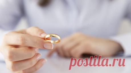 Специалист Глухова: при разводе все задолженности делятся между супругами. Руководитель «Первой гильдии ростовщиков», эксперт в сфере кредитования и недвижимости Эльвира Глухова рассказала, как в случае развода между супругами делятся кредиты, в том числе ипотечные, если между ними не был заключён брачный договор. Читать далее