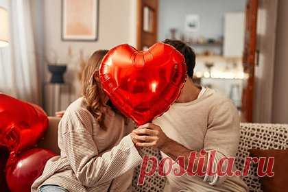 История и традиции Дня святого Валентина. Как в разных странах отмечают праздник всех влюбленных в 2024 году?. 14 февраля для многих неразрывно связано с Днем святого Валентина. Этот романтический праздник отмечают уже более XVI столетий, хотя в России он появился относительно недавно. Подробнее об истории торжества, связанных с ним легендах и его традициях в разных странах — в материале «Ленты.ру».