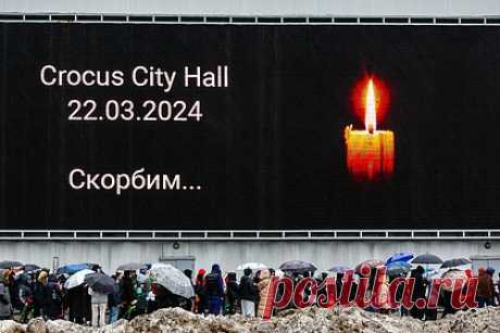 Россиянин рассказал о погибшем при попытке обезвредить стрелка в «Крокусе» отце. Сотрудник аэропорта Внуково Валентин Николаенков погиб при попытке обезвредить одного из стрелков в «Крокус Сити Холле», рассказал «Ленте.ру» его старший сын Александр. По словам россиянина, его отец побежал к террористу, чтобы защитить окружающих, но было убит выстрелом другого нападавшего.