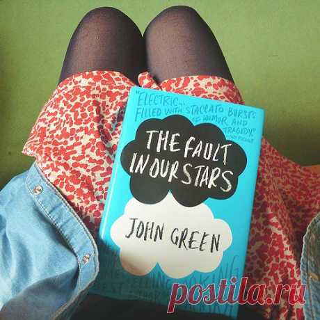 Главная героиня романа, Хейзел — 17-летняя юная девушка - вот уже несколько лет страдает одной из самых тяжелейших форм онкологических заболеваний. Чудом ей удается выжить, но она навсегда лишена способности самостоятельно дышать. Она не посещает школу, живет в мире своих фантазий, страдает от тяжелей