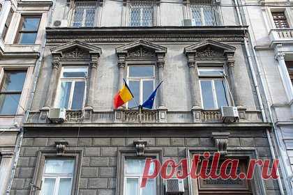 МИД Румынии вызвал российского посла из-за дрона. Посол России в Бухаресте Валерий Кузьмин был вызван в МИД Румынии после неконтролируемого падения неизвестного дрона недалеко от границы с Украиной в ночь с 13 на 14 декабря. Об этом сообщает румынское дипломатическое ведомство. Послу был передан «твердый протест» в связи с инцидентом.