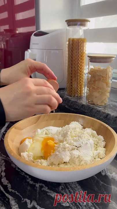 Седа учит готовить СЫРНИКИ как в ресторане и даже лучше! Она рассказывает все нюансы так чтобы 100% Приветствую всех на моей кухне 😍Готовим сырники покушать , заморозить или на продажу 🔥. Сохраняйте идеальный рецепт самых нежных , вкусных и красивых сырни...