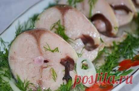 Скумбрия, маринованная в яблочном уксусе с пряностями