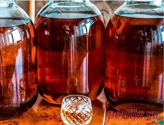 Домашний коньяк — удивите ваших гостей!   
 Ингредиенты:
Водка — 3 л
Чернослив — 6 шт.
Гвоздика — 10 шт.
Сахар — 100 г
Сухая заварка чая — 2 ст. л.
Ванилин — 1 пакетик
Приготовление:
1. Все ингредиенты — кроме водки — помещаем в банку, потом их заливаем 3-мя литрами водки.
2. Хорошо взбалтываем и ставим банку в тёмное место на трое суток, при этом, каждые сутки опять таки взбалтываем. Не бойтесь, что он сначала помутнеет.
3. Разливаем получившийся коньяк в красивые бутылки...