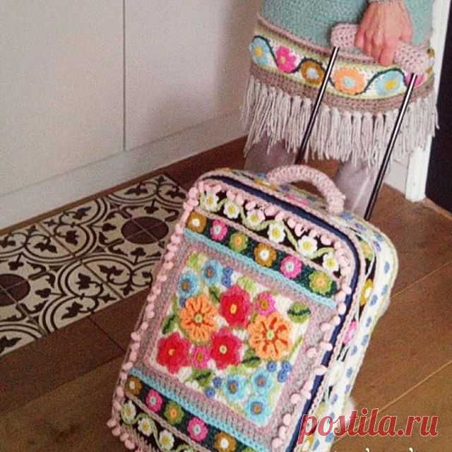 Ik ga op #reis en neem mee......mijn #gehaakte koffer natuurlijk! #crochetdesign #crochet #crochetart #haken #bohemian #hippychic #flowerpower #happycollors