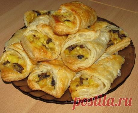 Аппетитные грибные кулечки

Девочки, рецепт - песня!
Готовятся кулечки минут за 10, сметаются со стола в одну секунду!
Я заранее варю картошку в мундире, а потом по-быстрому леплю кулечки перед подачей к столу и в духовку.
Такая вкуснятина - язык проглотишь! А готовить легко.

Ингредиенты и способ приготовления смотрите на нашем сайте https://quharka.ru/recipes/81109/appetitnye-gribnye-kulechki.html?t=2015