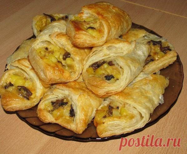 Аппетитные грибные кулечки

Девочки, рецепт - песня!
Готовятся кулечки минут за 10, сметаются со стола в одну секунду!
Я заранее варю картошку в мундире, а потом по-быстрому леплю кулечки перед подачей к столу и в духовку.
Такая вкуснятина - язык проглотишь! А готовить легко.

Ингредиенты и способ приготовления смотрите на нашем сайте http://quharka.ru/recipes/81109/appetitnye-gribnye-kulechki.html?t=2015