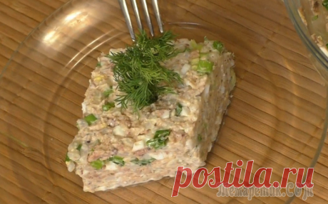 Простой салат из риса и консервированной скумбрии с яйцом. Короткий видео рецепт Ингредиенты для салата:1 стакан риса4 куриных яйца1 банка сайры в масле1 пучок зеленого лукамайонез по вкусусоль по вкусу