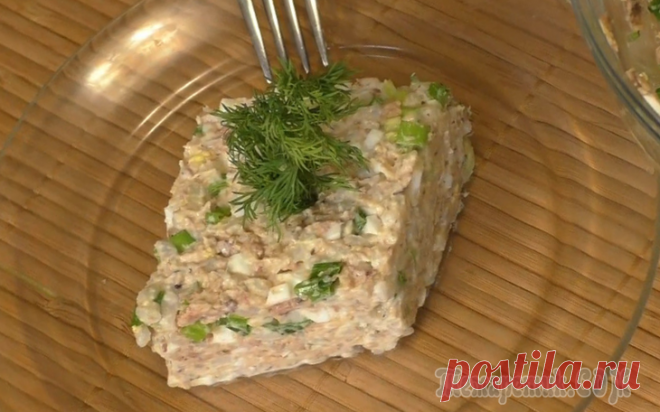 Простой салат из риса и консервированной скумбрии с яйцом. Короткий видео рецепт Ингредиенты для салата:1 стакан риса4 куриных яйца1 банка сайры в масле1 пучок зеленого лукамайонез по вкусусоль по вкусу