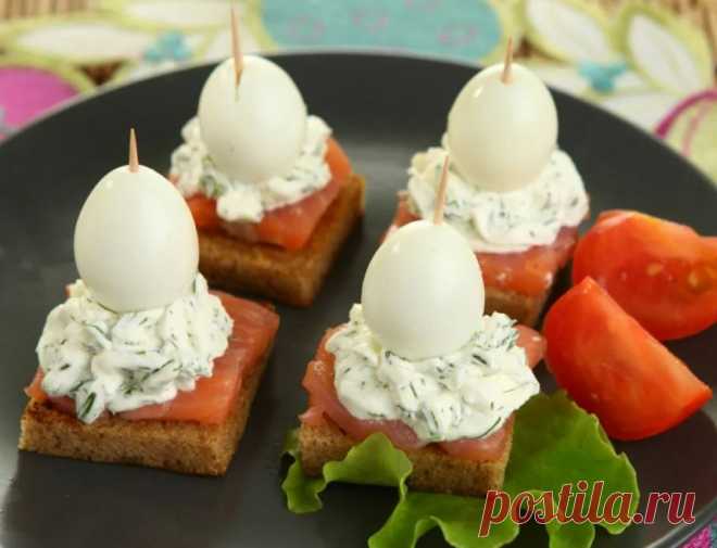 Три оригинальных рецепта канапе: вкусные идеи для праздничного стола  Канапе - это миниатюрное угощение, которое обычно подают порционно, на шпажке.
При этом в качестве начинки могут выступать как мясные, так и овощные, или же фруктовые составляющие.
В нашей статье вы найдете несколько интересных идей таких бутербродов, которые можно подать к праздничному столу.
Как приготовить канапе?
Рецепты на шпажках с фото можно найти в кулинарной литературе.
Такое блюдо также можно приготовить в обычной …