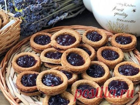 ПЕЧЕНЬЕ ЛИНЗЕР
️Мука пшеничная цз тонкого помола 200г
️Кукурузный крахмал 50г
️Миндаль молотый 150г
️Подсластитель на ваш вкус (у меня кокосовый сахар 6стл)
️Ваниль 2 капли
️Корица молотая 1чл
️Гвоздика молотая щепотка
️Лимон 1шт (цедра на мелкой тёрке)
️Яйцо 1шт
️Желток 3шт
️Масло сливочное 130г
️Джем без сахара / мёд / сироп
⠀
1. Масло и яйца заранее достать из холодильника.
2. Смешать муку, крахмал, миндаль, сахар, корицу, гвоздику, ваниль, цедру.
3. Добавить яйцо, желтки, пор