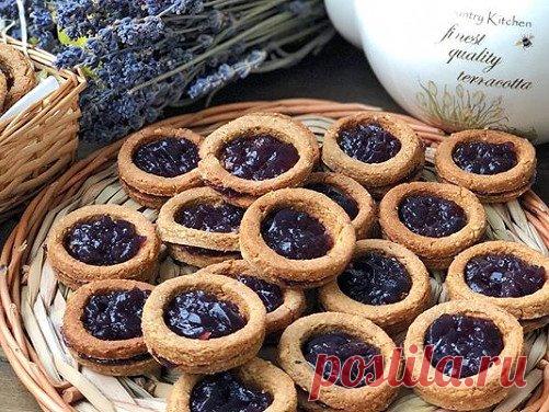 ПЕЧЕНЬЕ ЛИНЗЕР
️Мука пшеничная цз тонкого помола 200г
️Кукурузный крахмал 50г
️Миндаль молотый 150г
️Подсластитель на ваш вкус (у меня кокосовый сахар 6стл)
️Ваниль 2 капли
️Корица молотая 1чл
️Гвоздика молотая щепотка
️Лимон 1шт (цедра на мелкой тёрке)
️Яйцо 1шт
️Желток 3шт
️Масло сливочное 130г
️Джем без сахара / мёд / сироп
⠀
1. Масло и яйца заранее достать из холодильника.
2. Смешать муку, крахмал, миндаль, сахар, корицу, гвоздику, ваниль, цедру.
3. Добавить яйцо, желтки, пор