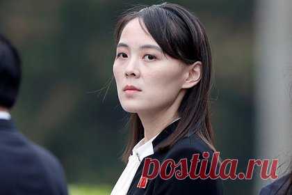 Сестра Ким Чен Ына нецензурно обругала критиков. Сестра руководителя Северной Кореи Ким Е Чжон нецензурно обругала критиков запуска ракеты-шпиона КНДР. Оценки специалистов она назвала «собачьим лаем». «Я действительно хочу дать пощечину этим *** (ублюдкам — прим. «Ленты.ру»), которые болтают, но не знаю, с чего начать», — заявила Ким Е Чжон.