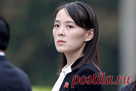 Сестра Ким Чен Ына нецензурно обругала критиков. Сестра руководителя Северной Кореи Ким Е Чжон нецензурно обругала критиков запуска ракеты-шпиона КНДР. Оценки специалистов она назвала «собачьим лаем». «Я действительно хочу дать пощечину этим *** (ублюдкам — прим. «Ленты.ру»), которые болтают, но не знаю, с чего начать», — заявила Ким Е Чжон.