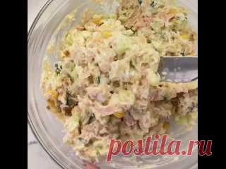 Полезный и вкусный завтрак с тунцом Ингредиенты:Тунец - 1 банкаСредний огурецВарёное яйцо - 2Кукуруза консервированная - 2 ст. л.Творожный сыр - 1 ст. л.Хлеб