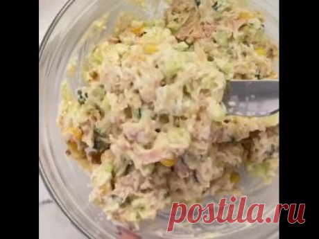 Полезный и вкусный завтрак с тунцом Ингредиенты:Тунец - 1 банкаСредний огурецВарёное яйцо - 2Кукуруза консервированная - 2 ст. л.Творожный сыр - 1 ст. л.Хлеб