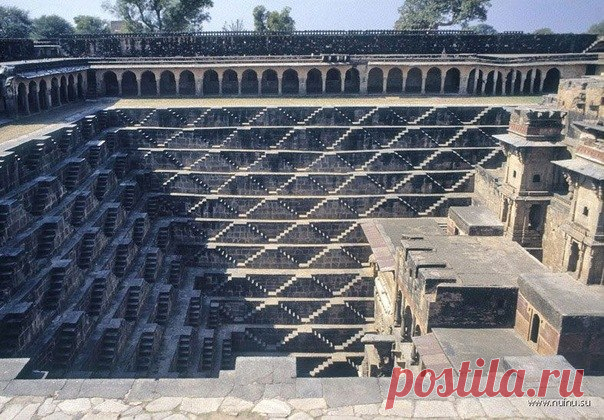 Чанд Баори (Chand Baori) - архитектурный шедевр из Индии. Эта лестница состоит из 3500 узких ступенек и уходит вглубь на 100 футов (30 метров). Это примерно высота тринадцатиэтажного дома. Построено это сооружение было в 9 веке.
Тяжелые климатические условия региона, заставляли копать людей глубже и глубже в поисках воды. Легенда гласит, что призраки вырыли колодец за одну ночь по указанию загадочного колдуна. Так это или нет, в любом случае работа проделана титаническая.