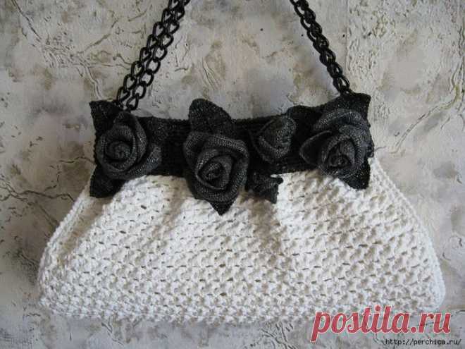 ОПИСАНИЕ БЕЛОЙ ВЕЧЕРНЕЙ СУМКИ С АНТРАЦИТОВЫМИ РОЗАМИ