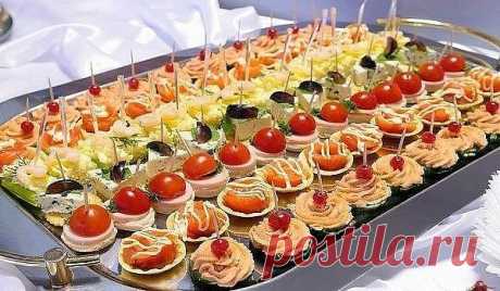 Что положить в тарталетки: 10 простых идей на любой вкус. Что положить в тарталетки: 10 простых идей на любой вкус. Праздничный стол как в лучшем ресторане!
Праздник на пороге, и на стол хочется поставить что-то вкусное, необычное и быстрое. Готовые тарталетки с разнообразными начинками — идеальный вариант. Ведь положить внутрь такой корзинки можно что угодно! Но, как назло, в нужный момент все рецепты просто вылетают из головы…