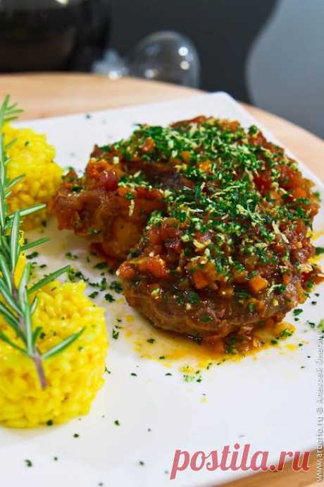 Оссобуко и ризотто по-милански Подробный рецепт оссобуко - классики итальянской кухни, телячьей голяшки, которая тушится в томатном соусе и подается с ризотто по-милански.