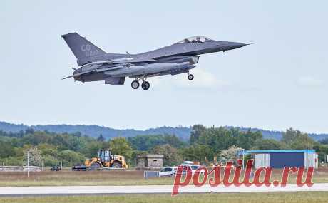 США с сентября сами начнут учить украинцев летать на F-16. Переобучение украинских пилотов на F-16 уже началось в Дании. По данным NYT, США изначально не хотели подключаться к тренировкам, однако украинских пилотов уже привозят для обучения в США. Москва критикует поставки оружия Киеву