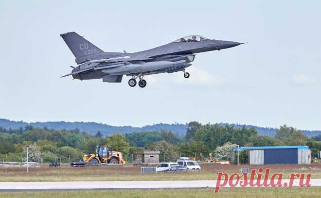 США с сентября сами начнут учить украинцев летать на F-16. Переобучение украинских пилотов на F-16 уже началось в Дании. По данным NYT, США изначально не хотели подключаться к тренировкам, однако украинских пилотов уже привозят для обучения в США. Москва критикует поставки оружия Киеву
