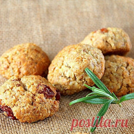 🍪 ПЕЧЕНЬЕ ИЗ ЦЕЛЬНОЗЕРНОВОЙ МУКИ

Ароматное, диетичное, необычное — обязательно попробуйте хоть раз испечь это печенье, тем более, когда вся семья в сборе 👨‍👩‍👦‍👦

📝 Ингредиенты:
Мука цельнозерновая — 180 г
Хлопья овсяные — 50 г
Масло сливочное — 100 г
Сахар коричневый — 120 г
Орехи грецкие — 80 г
Разрыхлитель теста — 1 ч. л.
Апельсин — 1 шт.
Стружка кокосовая — 40 г
Изюм — 40 г
Розмарин — 1 ч. л. сухого, с горкой

✅ Приготовление:

Шаг 1. Апельсин ошпарить кипятком....
