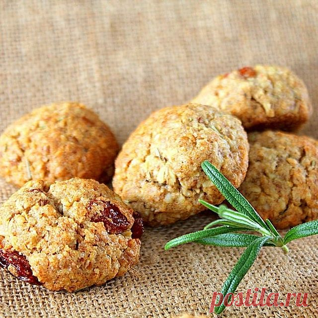 🍪 ПЕЧЕНЬЕ ИЗ ЦЕЛЬНОЗЕРНОВОЙ МУКИ

Ароматное, диетичное, необычное — обязательно попробуйте хоть раз испечь это печенье, тем более, когда вся семья в сборе 👨‍👩‍👦‍👦

📝 Ингредиенты:
Мука цельнозерновая — 180 г
Хлопья овсяные — 50 г
Масло сливочное — 100 г
Сахар коричневый — 120 г
Орехи грецкие — 80 г
Разрыхлитель теста — 1 ч. л.
Апельсин — 1 шт.
Стружка кокосовая — 40 г
Изюм — 40 г
Розмарин — 1 ч. л. сухого, с горкой

✅ Приготовление:

Шаг 1. Апельсин ошпарить кипятком....
