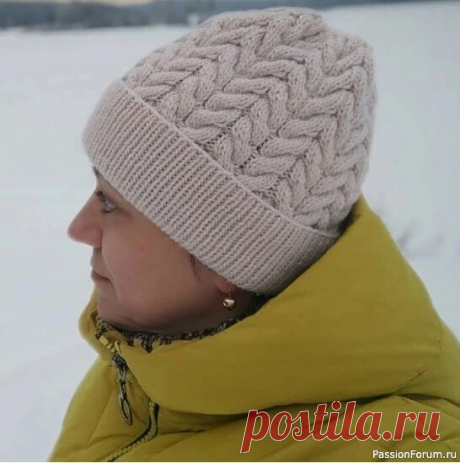 Шапка с красивой косой. Схема и описание | Вязание спицами аксессуаров  Вам понадобится: Пряжа Alize Merino Royal (шерсть, 100 м /50 гр.)ушло 3 моточка.Спицы круговые 3 мм и 4 мм.Дополнительная спица (или булавка)Плотность резинки 1/1 – 28 пет. – 10 см, кос – 35 пет. в 10 см.Набираем на спицы 4 мм. 150 пет. + 1 для замыкания вкруговую.Работаем резинкой...