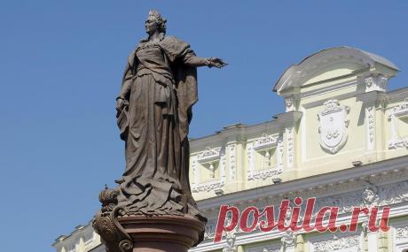 Памятник Екатерине II в Одессе оградили деревянным забором. Ранее большинство участников электронного голосования одобрили снос памятника, власти пообещали рассмотреть итоги на ближайшем заседании горсовета. В начале ноября на памятник надели красный колпак, повесив на руку петлю