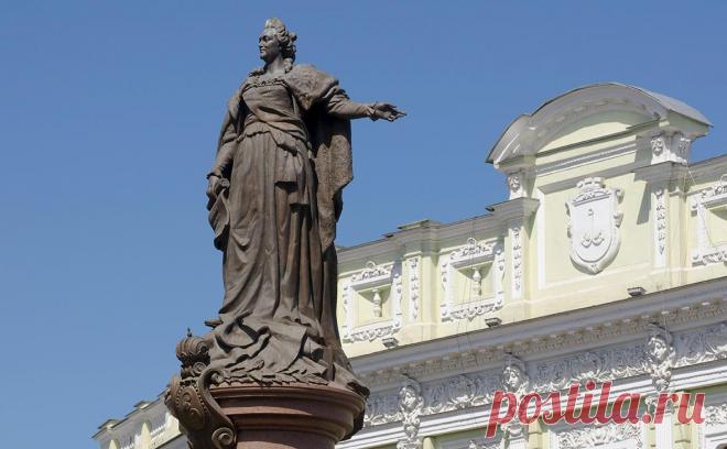 Памятник Екатерине II в Одессе оградили деревянным забором. Ранее большинство участников электронного голосования одобрили снос памятника, власти пообещали рассмотреть итоги на ближайшем заседании горсовета. В начале ноября на памятник надели красный колпак, повесив на руку петлю