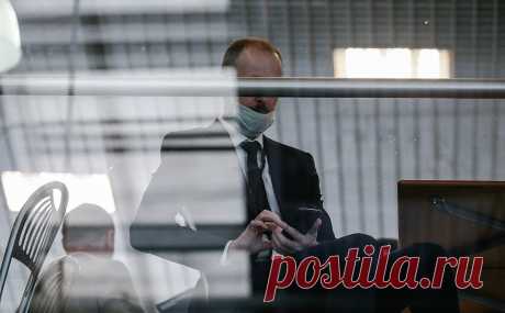 ЦБ разрешил финансовым компаниям скрывать данные о бенефициарах. До конца года банки, микрофинансовые организации, страховые компании и НПФ смогут не раскрывать сведения о контролирующих лицах, реорганизации и другие данные. Также их не обязан раскрывать сам ЦБ