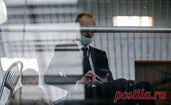 ЦБ разрешил финансовым компаниям скрывать данные о бенефициарах. До конца года банки, микрофинансовые организации, страховые компании и НПФ смогут не раскрывать сведения о контролирующих лицах, реорганизации и другие данные. Также их не обязан раскрывать сам ЦБ