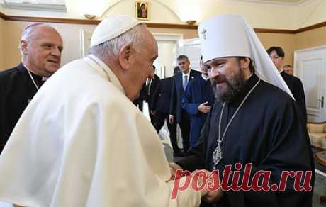 Митрополит Иларион рассказал Папе Римскому о жизни епархии РПЦ в Венгрии. Митрополит Будапештский и Венгерский Иларион подарил понтифику четыре тома своей шеститомной монографии &quot;Иисус Христос. Жизнь и учение&quot;